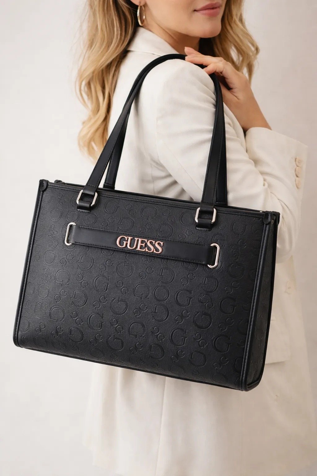 Guess Tote Negra para Mujer – Bolsa de Hombro con Diseño de Letras – Color Negro - Image 2